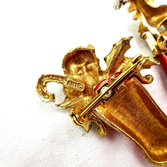 TWO CHRISTMAS STOCKING PINS Dog & Cat in Stockings - Picture 11 of 11